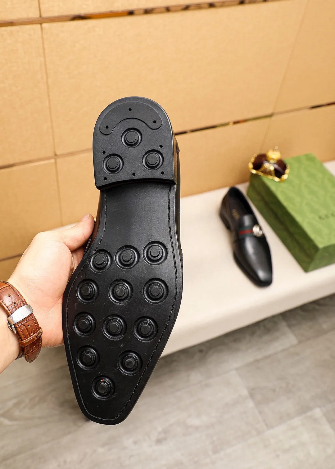 Men's shoes 💰460 💐 Product trademark: GUCCI "Gucci" casual leather shoes Regular size: 39-45 (38.45🉑️customized) Product materials: Selected imported first-layer calfskin upper + luxury hardware buckle, imported cowhide leather lining. Strong three-dimensional visual effect, rubber outsole Color: 1⃣️color optional